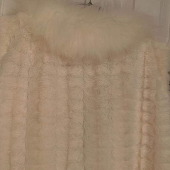 ◻️ LIZARD THICKET FAUX FUR VEST - Picture 8 of 8
